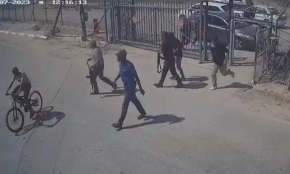 Η στιγμή που δεκάδες ένοπλοι της Χαμάς εισβάλουν σε κιμπούτς